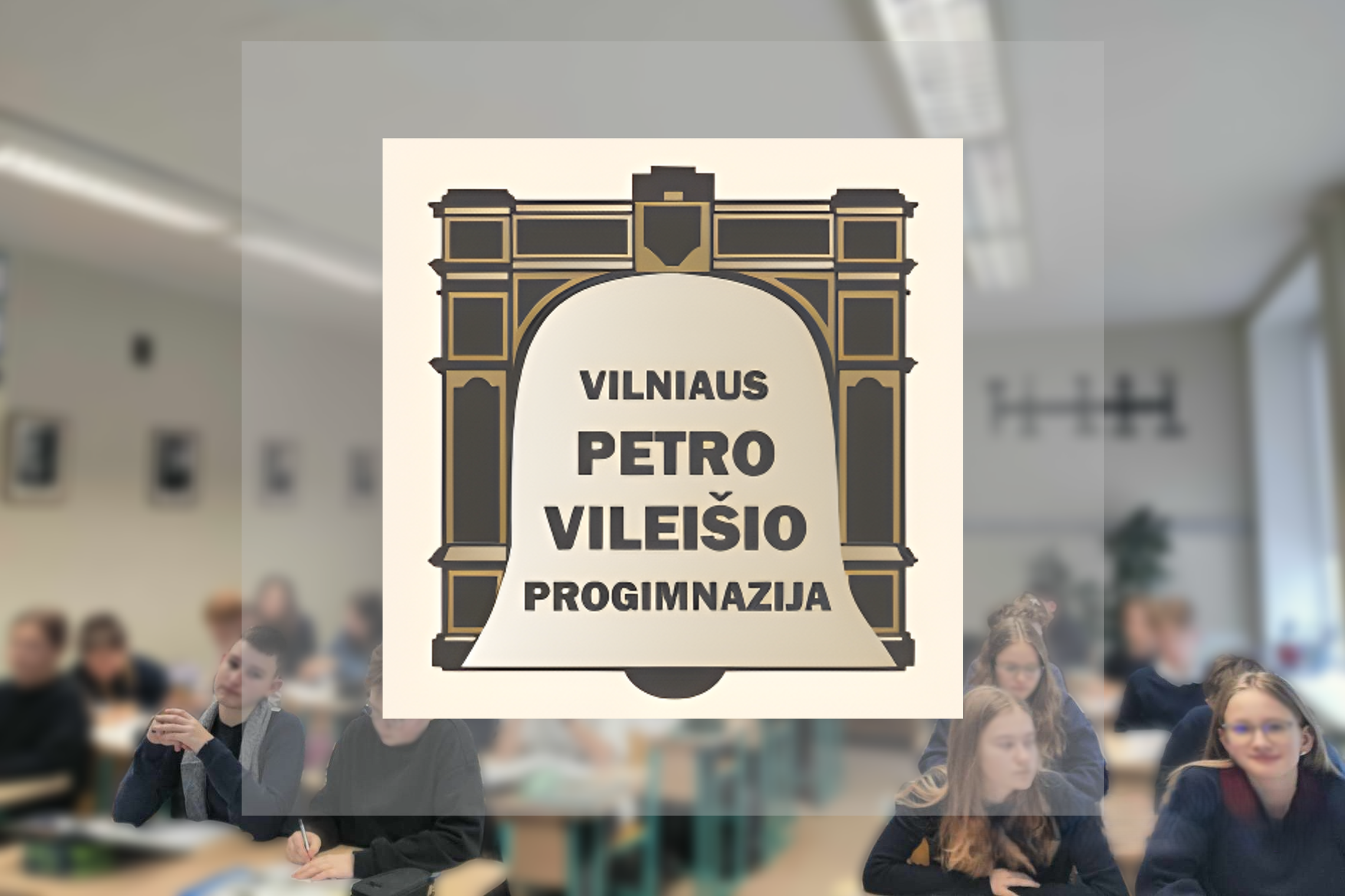 Priešakinėje plano dalyje vaizduojamas Vilniaus Petro Vileišio progimnazijos logotipas – stilizuotas varpas arkos formos rėme su užrašu „Vilniaus Petro Vileišio progimnazija“. Fone – neryškiai matomi mokiniai klasėje, sėdintys prie stalų, kai kurie bendra