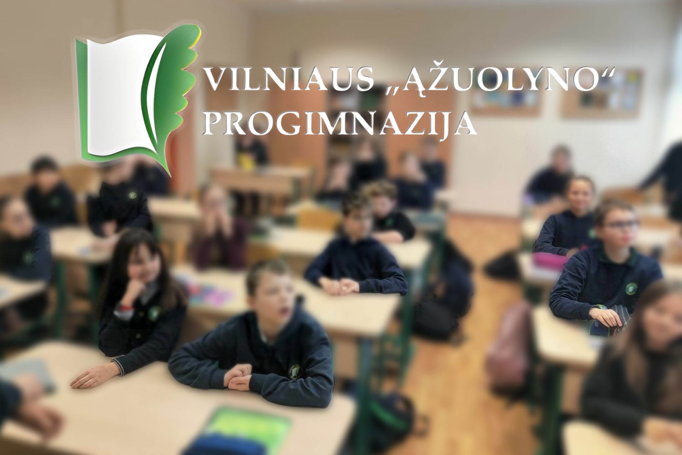 Nuotraukos viršuje matome užrašytus žodžius “Vilniaus “Ąžuolyno” progimnaziją” ir šalia yra pavaizduotas progimnazijos herbas, kuriame yra pavaizduotas baltas lapas ir žalia plunksna. Fone matome sulietą klasės, kurioje sėdi mokiniai, vaizdą.