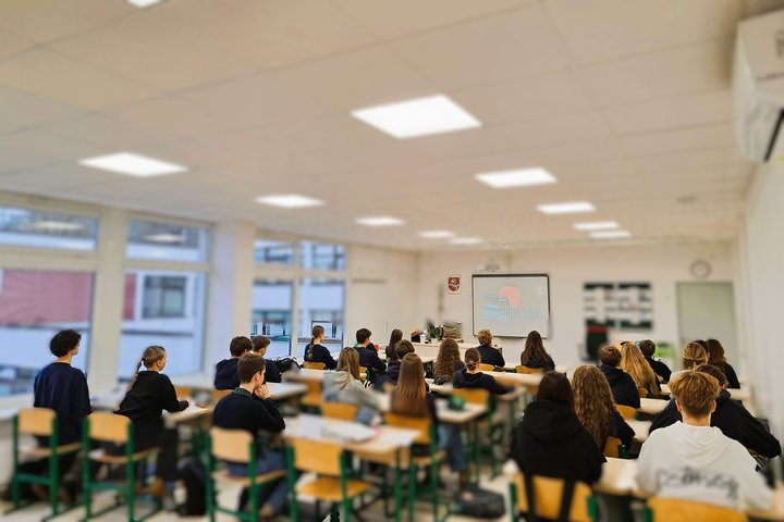 Mokiniai dalyvauja edukacinėje pamokoje, kurioje dėstoma tema apie Lietuvos laisvės ir nepriklausomybės siekius.