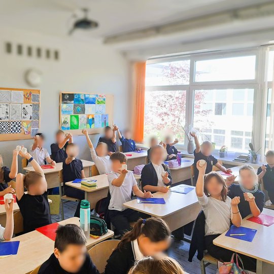 Šioje nuotraukoje – smagi akimirka iš kūrybinės edukacijos Vilniaus „Ryto“ progimnazijoje. Mokiniai aktyviai dalyvavo keramikos užsiėmime, kurio metu lipdė Aukštutinės pilies bokštus, tyrinėjo viduramžių architektūrą ir sužinojo apie tris svarbiausias ist