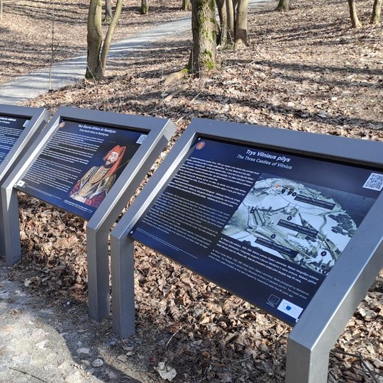 Trys informaciniai stendai miško take ant Gedimino kalno Vilniuje. Jie pateikia istorinę informaciją apie Vilniaus pilių kompleksą. Viename stende vaizduojamas žemėlapis su trijų pilių lokalizacija, kitame – istorinė asmenybė, o trečiame – tekstas apie Li
