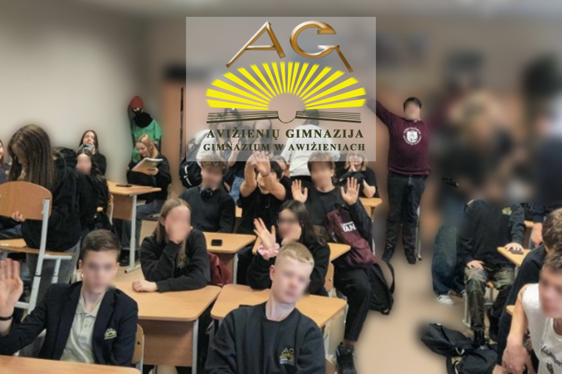 Avižienių gimnazijos mokiniai klasėje, sėdi prie suolų ir kelia rankas, fone įterptas mokyklos logotipas su geltona knyga ir saulės spinduliais bei užrašu „AVIŽIENIŲ GIMNAZIJA / GIMNAZJUM W AWIŻIENIACH“
