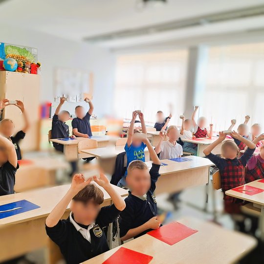Šioje nuotraukoje – smagi akimirka iš kūrybinės edukacijos Vilniaus „Ryto“ progimnazijoje. Mokiniai aktyviai dalyvavo keramikos užsiėmime, kurio metu lipdė Aukštutinės pilies bokštus, tyrinėjo viduramžių architektūrą ir sužinojo apie tris svarbiausias ist