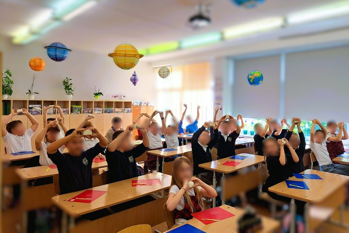 Šioje nuotraukoje – smagi akimirka iš kūrybinės edukacijos Vilniaus „Ryto“ progimnazijoje. Mokiniai aktyviai dalyvavo keramikos užsiėmime, kurio metu lipdė Aukštutinės pilies bokštus, tyrinėjo viduramžių architektūrą ir sužinojo apie tris svarbiausias ist