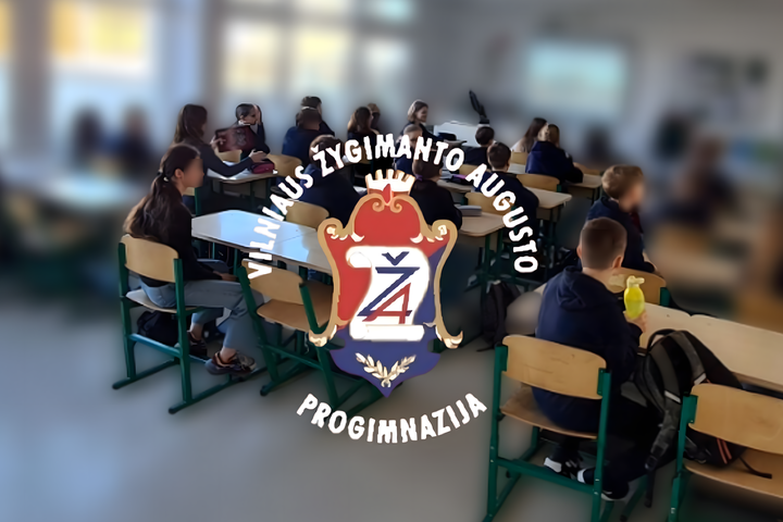 Šioje nuotraukoje matome Vilniaus Žygimanto Augusto progimnazijos mokinius klasėje. Mokiniai sėdi prie stalų ir dėmesingai žiūri į projektoriaus ekraną, kuris, atrodo, yra klasės priekyje. Ant nuotraukos yra uždėtas šios mokymo įstaigos logotipas su herbu