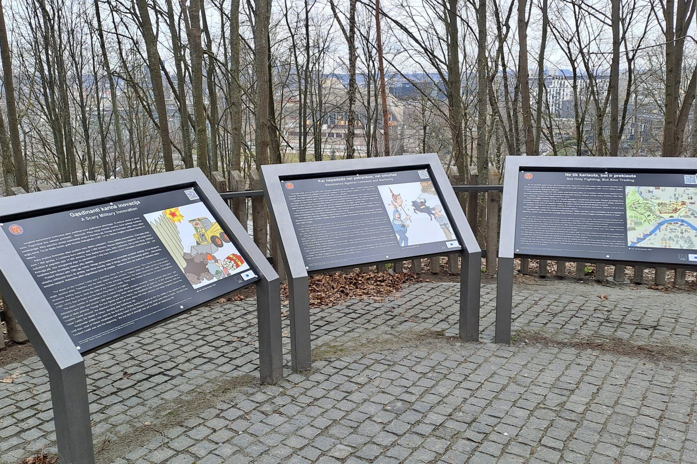 Trys informaciniai stendai su istorinėmis temomis stovi lauko ekspozicijoje miško fone. Kiekviename stende pateikiamas tekstas lietuvių ir anglų kalbomis bei iliustracijos. Kairėje pusėje – tema apie bauginančią karinę inovaciją, viduryje – apie apsiausti