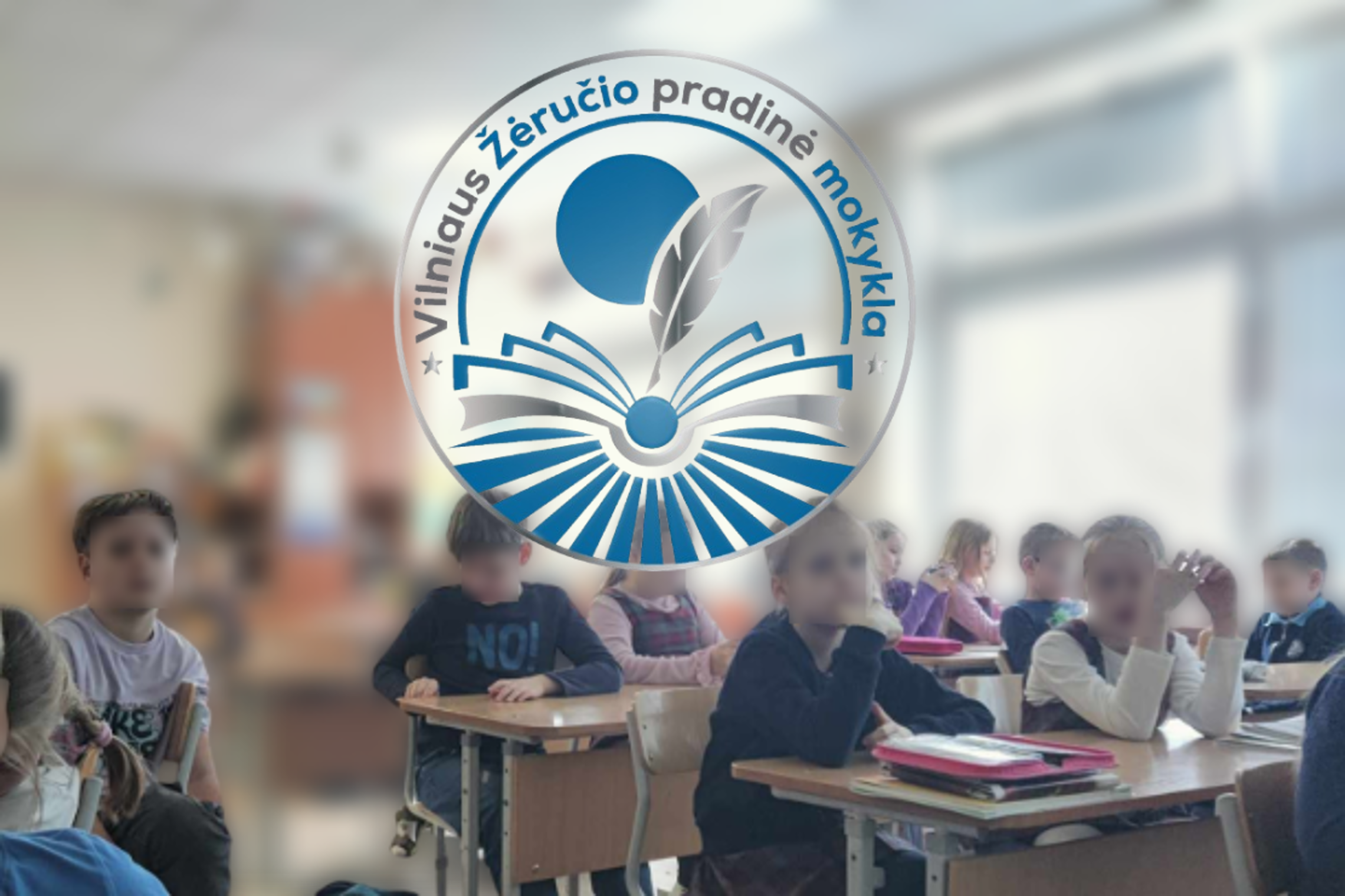 Nuotraukoje matomas Vilniaus Žėručio pradinės mokyklos logotipas, uždėtas ant fono, kuriame – mokiniai sėdi klasėje prie stalų, įdėmiai klausosi arba dalyvauja pamokoje. Klasėje daug natūralios šviesos, sklindančios pro didelius langus dešinėje. Vaikai at