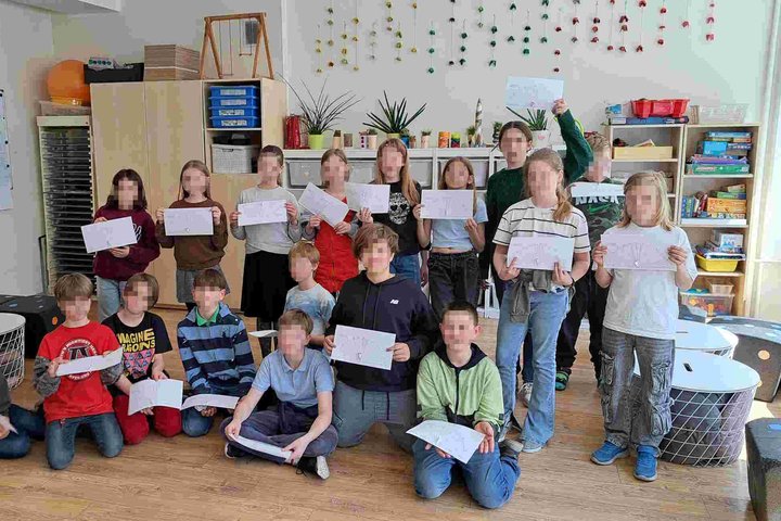 ChatGPT said: Ketvirtokai klasėje po edukacijos laiko rankose pasigamintus saulės laikrodžių brėžinius. Vaikai pozuoja bendrai nuotraukai apsupti mokyklinių priemonių ir žaidimų lentynų.
