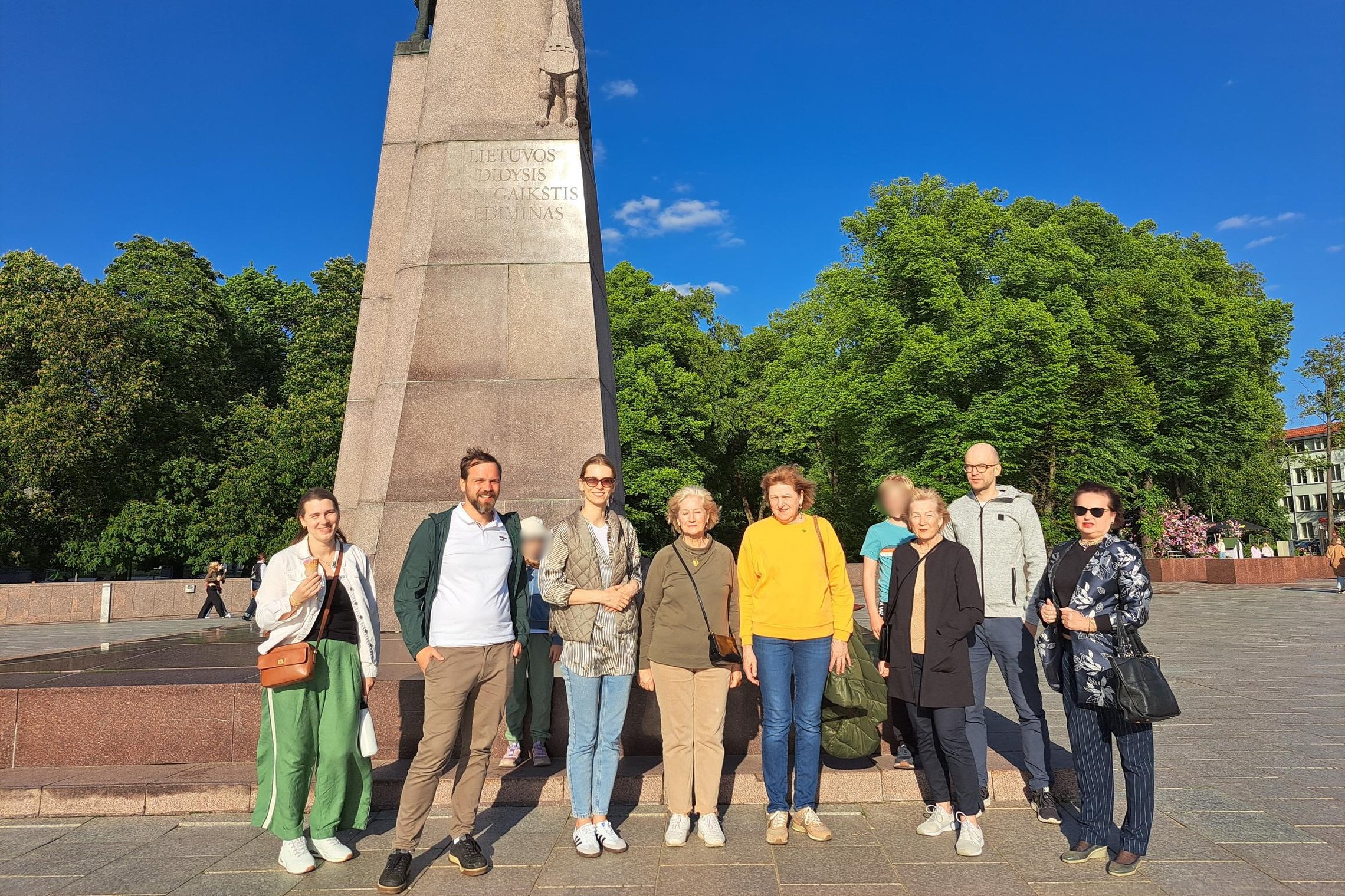 Nuotraukoje – nedidelė, privati vilniečių grupė, įsiamžinusi prie paminklo Lietuvos didžiajam kunigaikščiui Gediminui Katedros aikštėje. Šilta, saulėta gegužės pavakarė ir gera nuotaika atsispindi dalyvių veiduose – tai akimirka iš ekskursijos, kuri kviet
