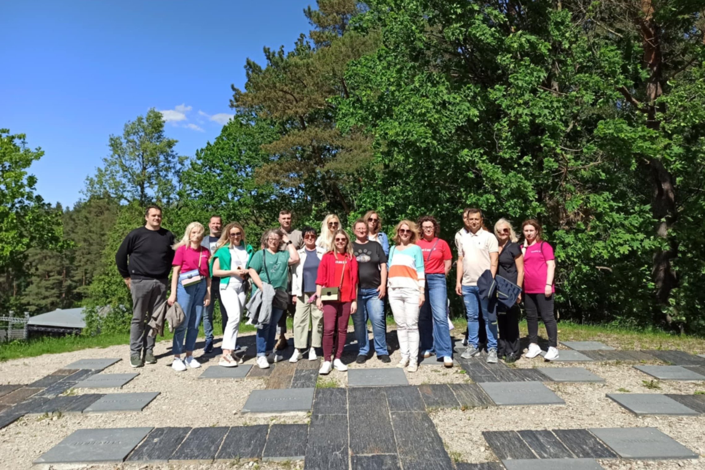 Nuotraukoje – UAB „Rimi Lietuva“ darbuotojų grupė, įsiamžinusi gamtos apsuptyje, dalyvaujant ekskursijoje „Sostų karai“, vykusioje Vilniaus pilių teritorijoje. Saulėtas oras, šypsenos ir laisva atmosfera puikiai atspindi komandai skirtą pažintinę kelionę.