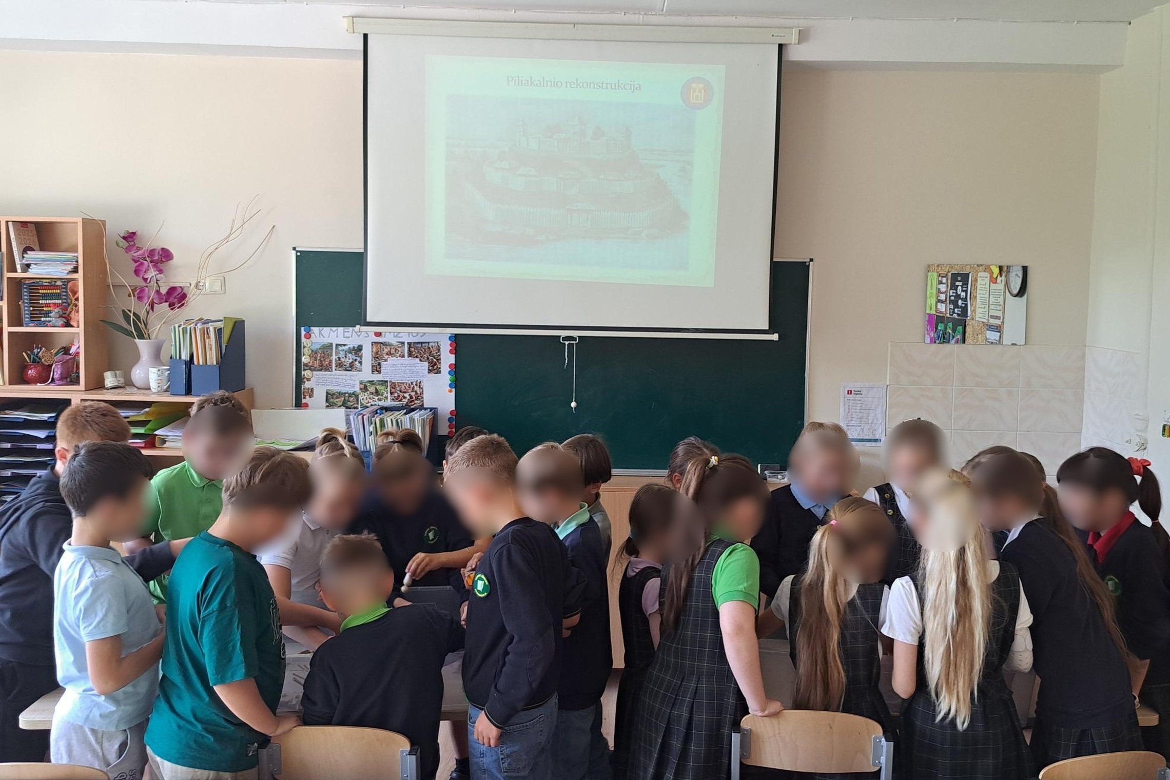 Nuotraukoje vaikai dalyvauja edukacijoje. Edukacija vyksta klasėje.