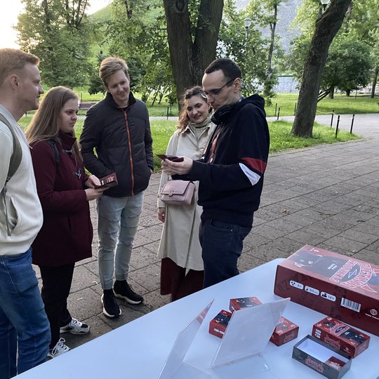 Draugų kompanija žaidžia žaidimą Pietinia Kronikos