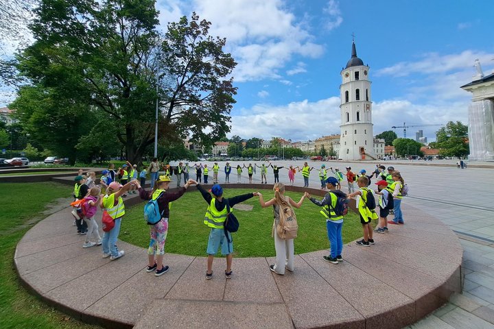 Nuotraukoje vaikai dalyvauja edukacijoje. Stovi sustoję ratu gynybinio bokšto vietoje Žemutinėje pilyje