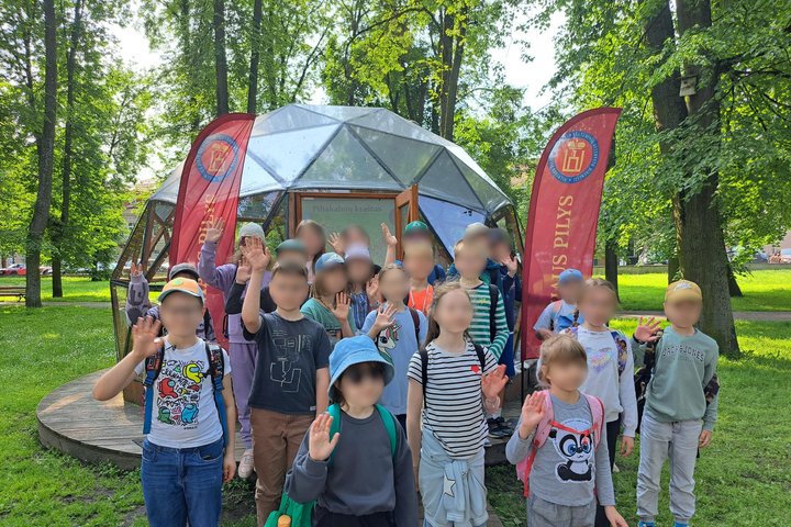 Nuotraukoje vaikai pozuoja prie Vilniaus pilių kupolo