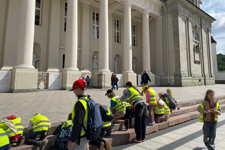 Vaikai Katedros aikštėje pildo užduočių knygutes