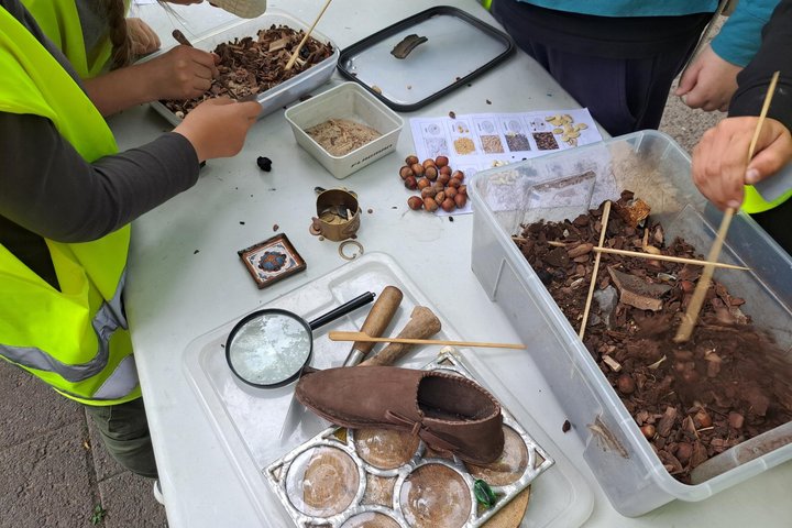 Nuotraukoje – vaikų archeologinė edukacija, kur jie tyrinėja dirbtinius radinius ir susipažįsta su archeologo darbu.