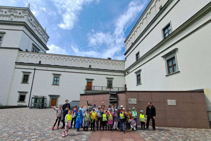 Nuotraukoje vaikai stovi Valdovų rūmų kieme ir dalyvauja edukacijoje „Gediminas ir trys Vilniaus pilys“