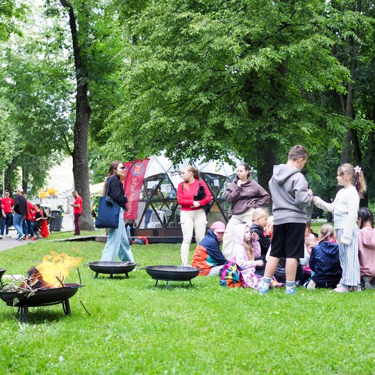 Vaikai fone laužaviečių leidžia laiką