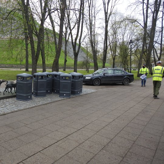 Pilių parke, Gedimino kalno papėdėje yra keičiamos senos šiukšlių dėžės į naujas. Nuotraukoje veiksmas vyksta prie lietuvių skalikų skulptūros.