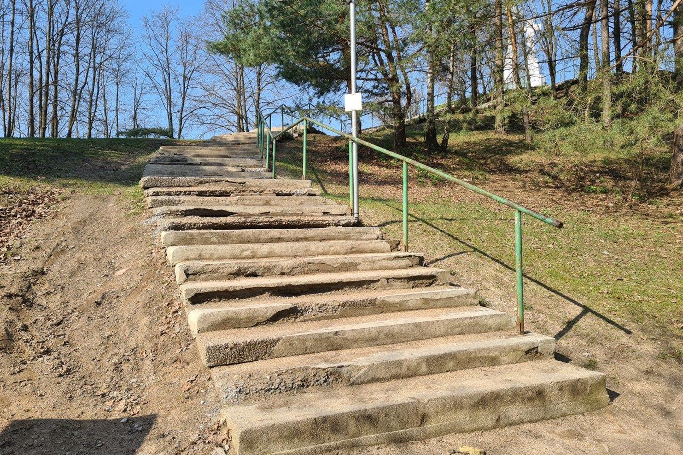 Laiptai, vedantys prie Trijų Kryžių paminklo, apgailėtinos būklės. Jie ištrupėję, vietomis atsidengusios skylės. Kasdien teritoriją prižiūrinčios UAB „Mano aplinka“ darbuotojų dėka laiptai nuvalomi, surenkamos laiptų nuolaužos.