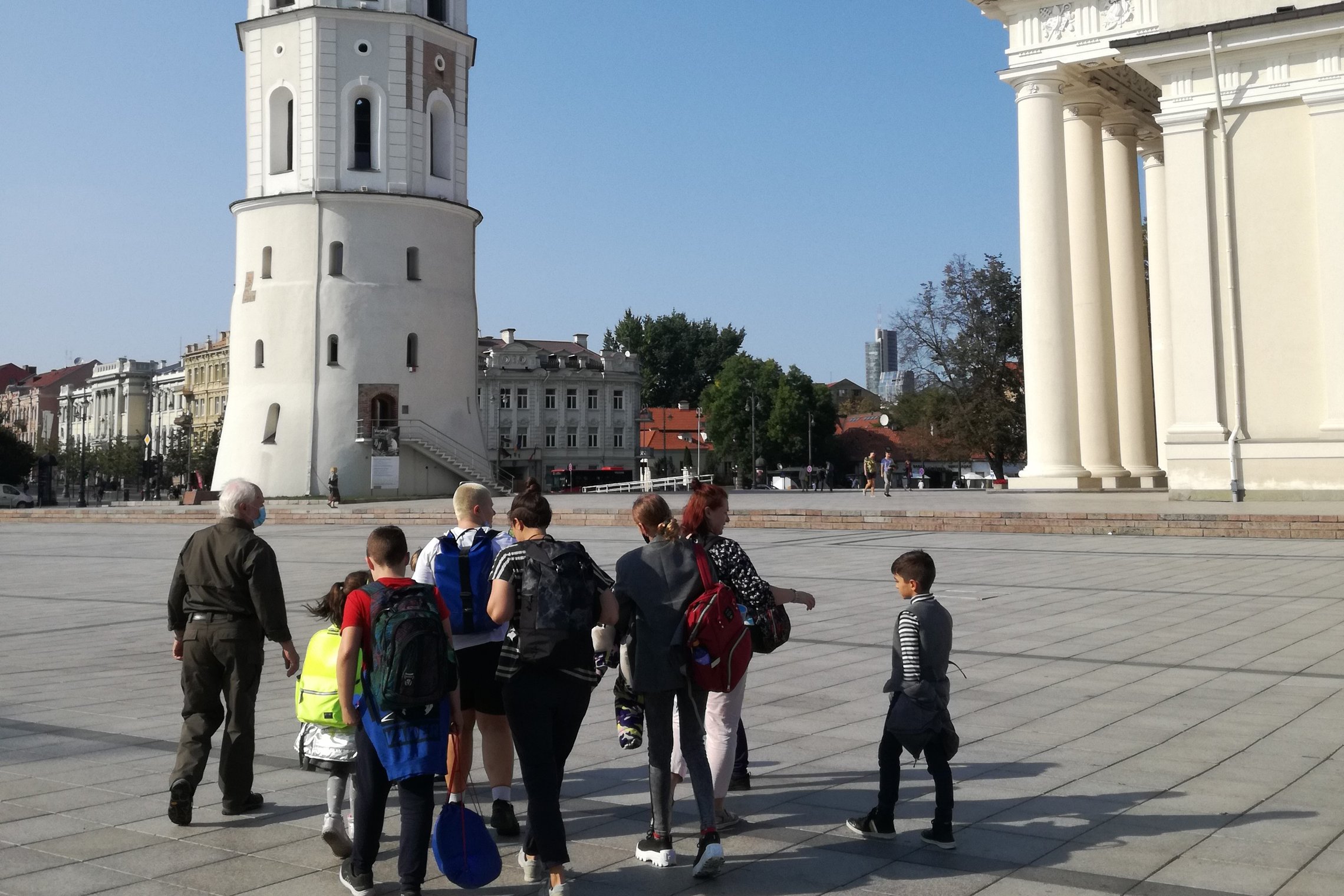 Vilniaus katedros aikštėje, link varpinės eina grupelė vaikų su ekskursijos vadovu. Graži vasaros diena. Danguje nėra nei vieno debesies. Ekskursijos vadovas pasipuošęs panašia į kareivišką aprangą.