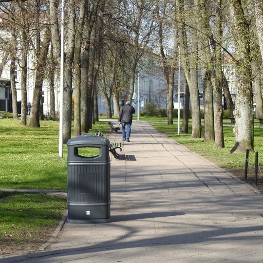 Pilių parke, Gedimino kalno papėdėje yra keičiamos senos šiukšlių dėžės į naujas. Nuotraukoje parko takas su naują šiukšlių dėže.
