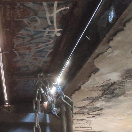 Altanos kalno betoninis bokštelio vidus. Užrakinamas liukas, per kurį galima patekti ant bokštelio stogo.