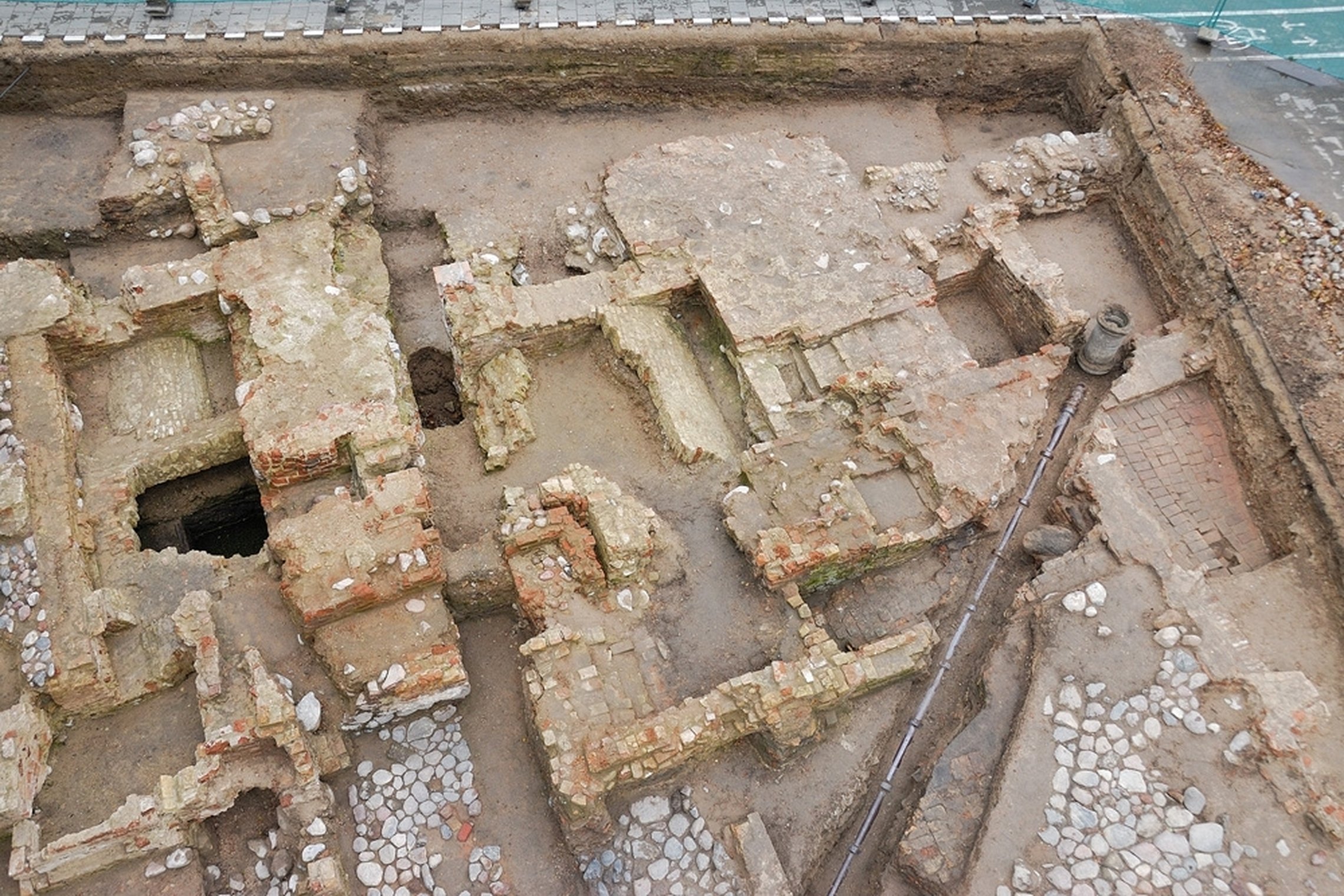 Vilniaus pilių pietiniai vartai archeologinių tyrimų metu, 2007 metais. Atkasti vartų pamatas ir grindinys, buvęs aplink vartus.