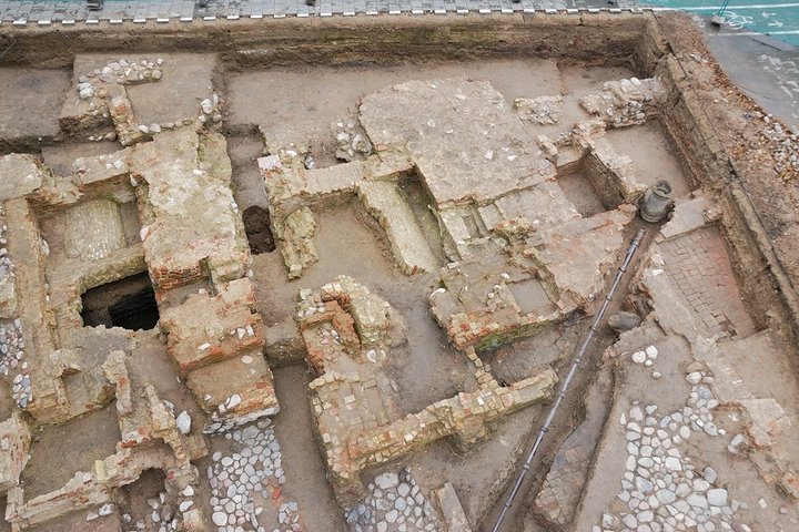 Vilniaus pilių pietiniai vartai archeologinių tyrimų metu, 2007 metais. Atkasti vartų pamatas ir grindinys, buvęs aplink vartus.