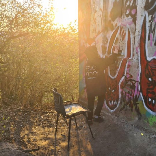 Altanos kalno betoninis bokštelis. Jo vios sienos padengtos graffiti piešiniais. Yra rakinami bokštelio langai.