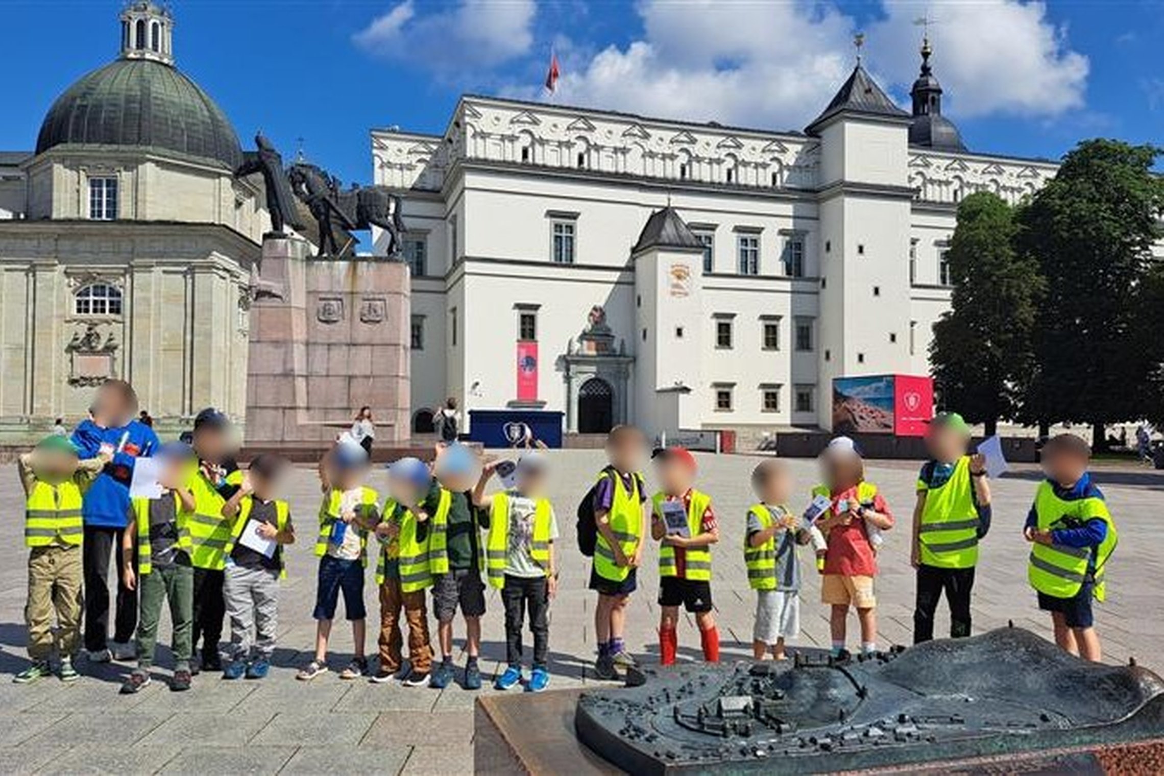 Vaikai iš „Bricks4Kidz“ stovyklos dalyvauja edukacijoje „Žemutinės pilies paslaptys“. Rankose – orientacinio žaidimo knygelės su užduotimis. 