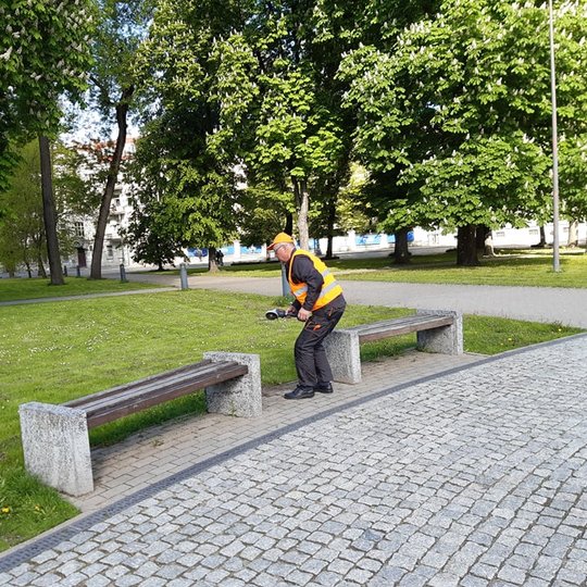 Naujomis šiukšlių dėžėmis aprūpinta karaliaus Mindaugo teritorija, takai šalia Katedros šiaurinės dalies ir takai link Senojo arsenalo. Senos šiukšlių dėžės išvežamos iš teritorijos.