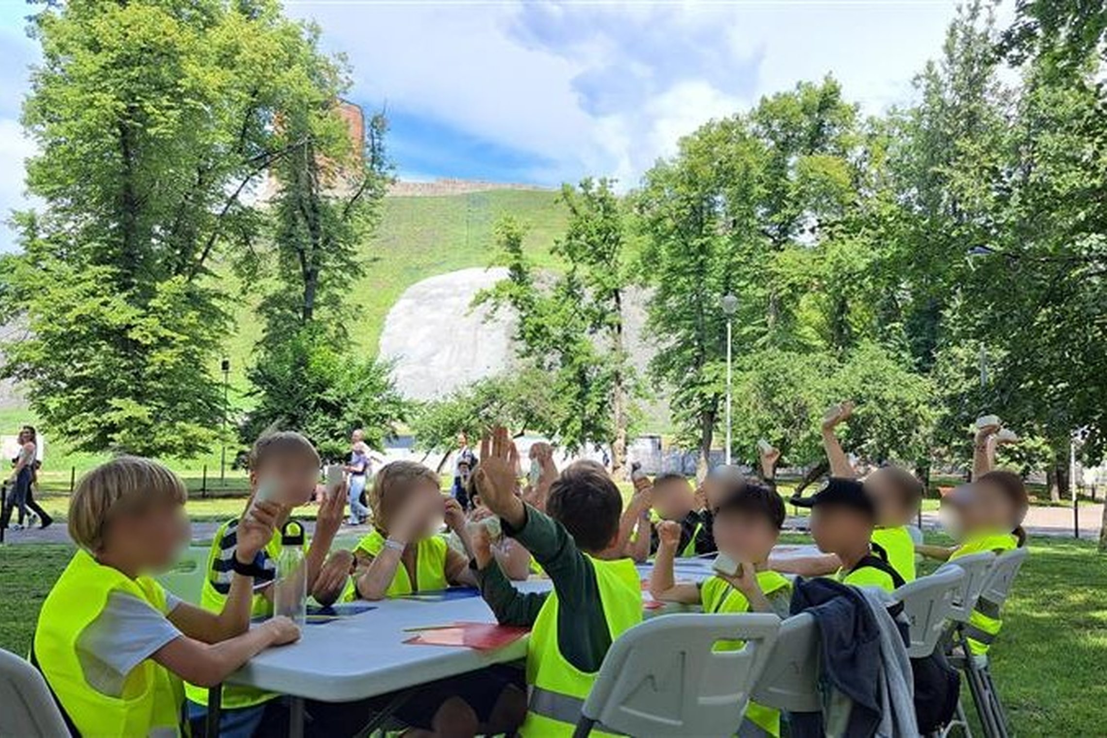 Nuotraukoje vaikai dalyvauja edukacijoje Gedimino pilies kalno papėdėje.
