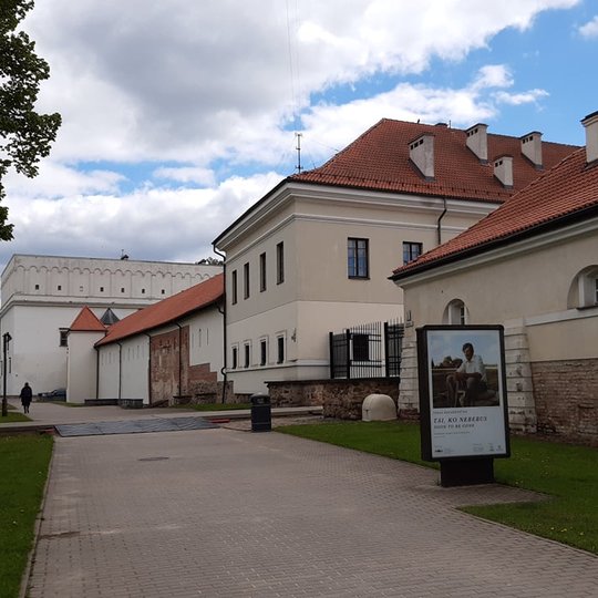 Naujomis šiukšlių dėžėmis aprūpinta karaliaus Mindaugo teritorija, takai šalia Katedros šiaurinės dalies ir takai link Senojo arsenalo. Senos šiukšlių dėžės išvežamos iš teritorijos.