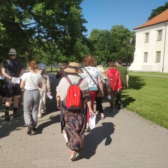Ekskursija žygiuoja į Kreivosios pilies teritoriją. Ekskursijoje apie Kreivosios pilies istoriją ir archeologinius tyrimus bei XIX a. įtvirtinimus ir jų pėdsakus dabartiniame Kalnų parke, apie Žemutinės pilies ir Kreivosios pilies ryšį ir Vilniaus raidos 