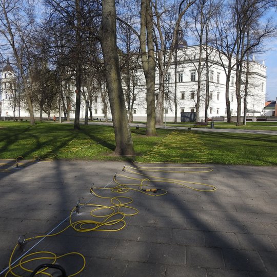 Gedimino kalno papėdėje vyksta tyrimai - dideliame plote atlikami geofiziniai lauko tyrimai ir elektrinės tomografijos metodu.
