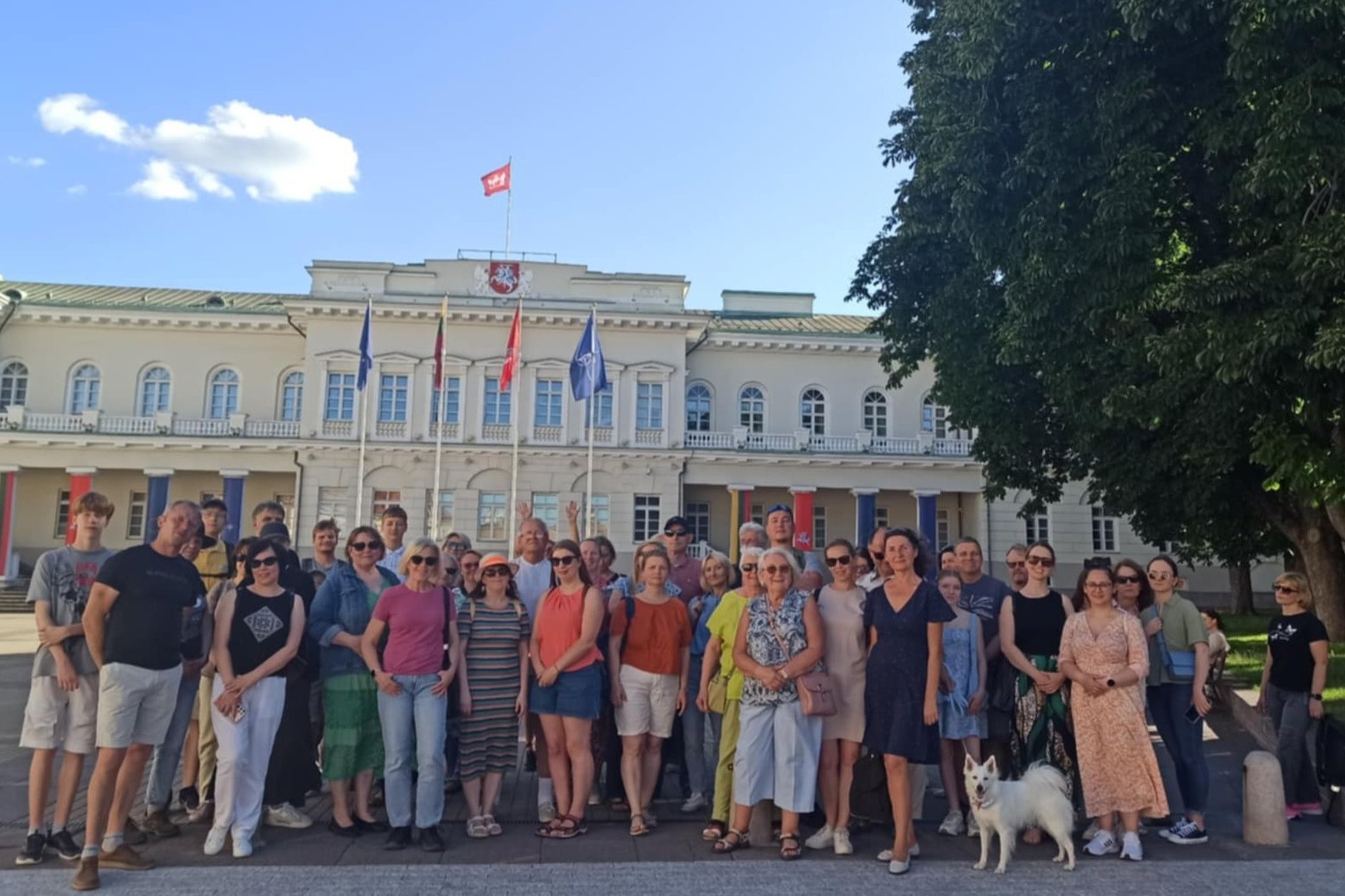 Nuotraukoje didelė žmonių grupė dalyvauja ekskursijoje
