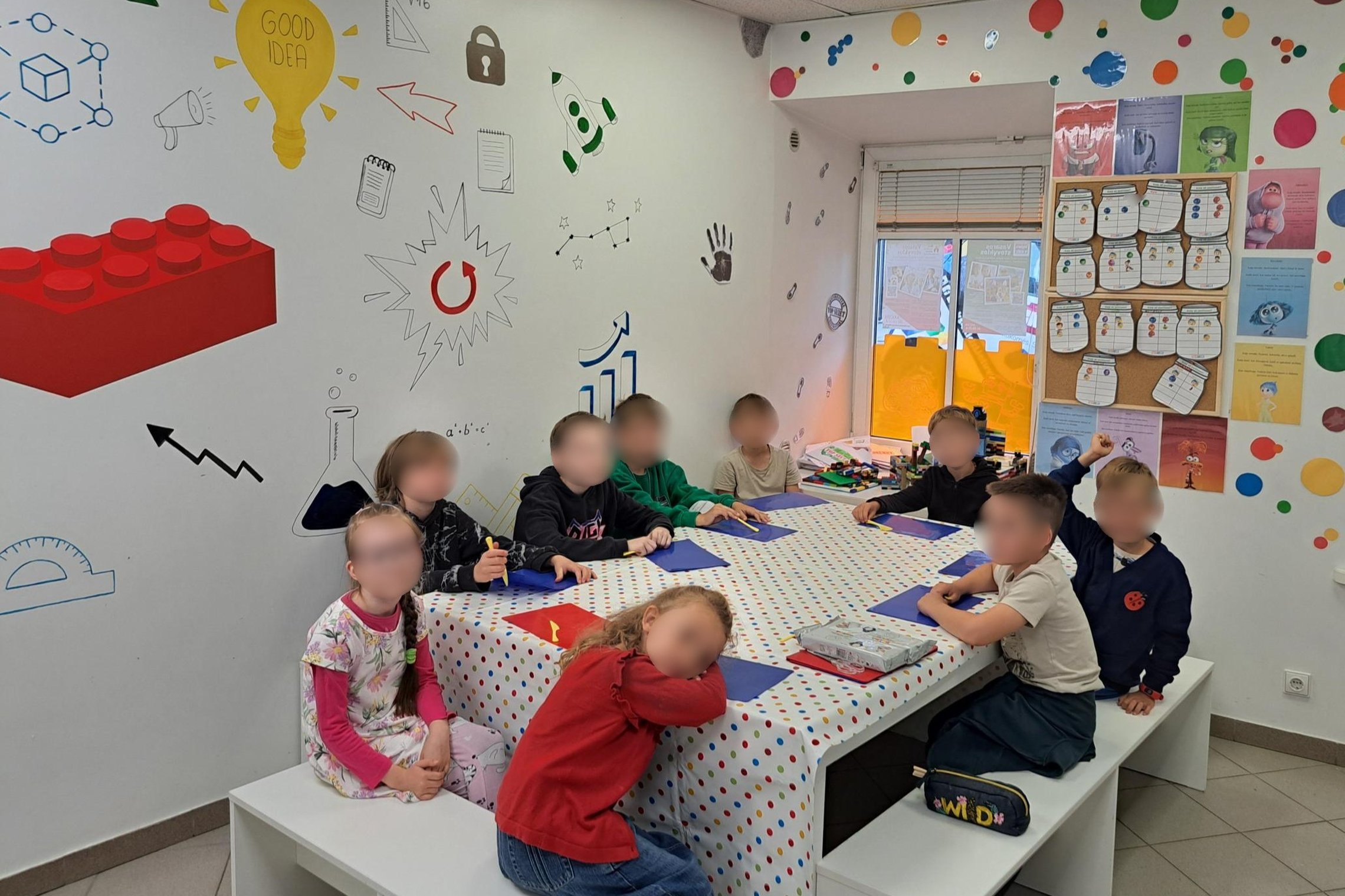 Nuotraukoje vaikai dalyvauja edukacijoje