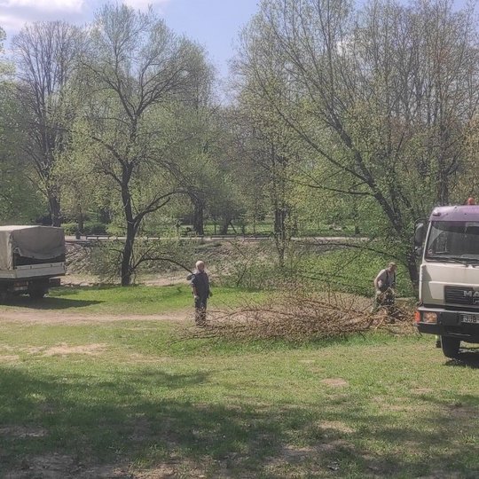 Yra tvarkomos pavasarinės žiemos išdaigas, kai šių metų balandžio 24-25 d., snigant ir esant stipriam vėjui (galima pavadinti net pūga), virto medžiai Vilniaus pilių teritorijoje. Vienas iš medžių stipraus vėjo neatlaikė ties paminklu K. Bekešui, kitas -