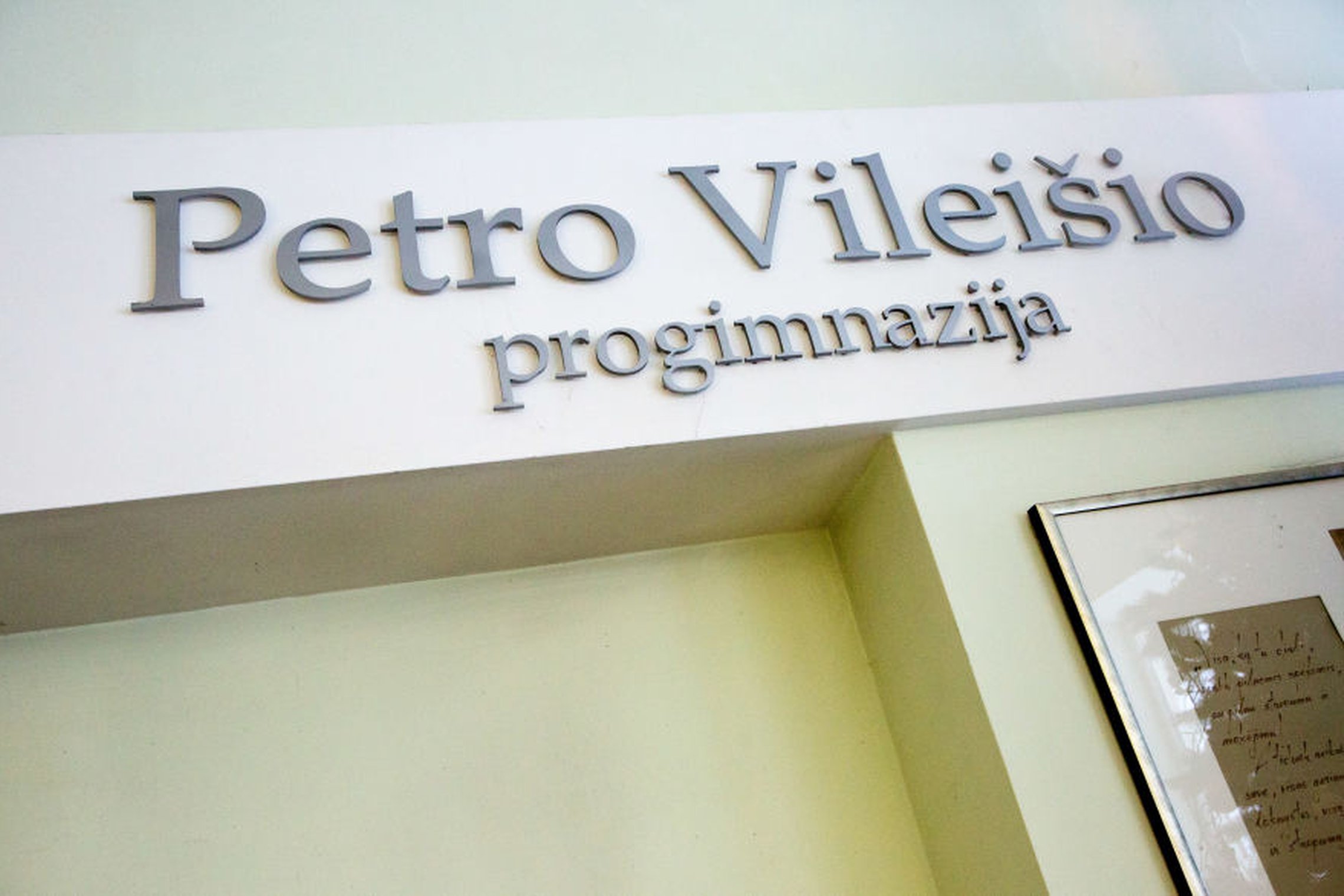 Petro Vileišio progimnazijos iškaba yra ant sienos.