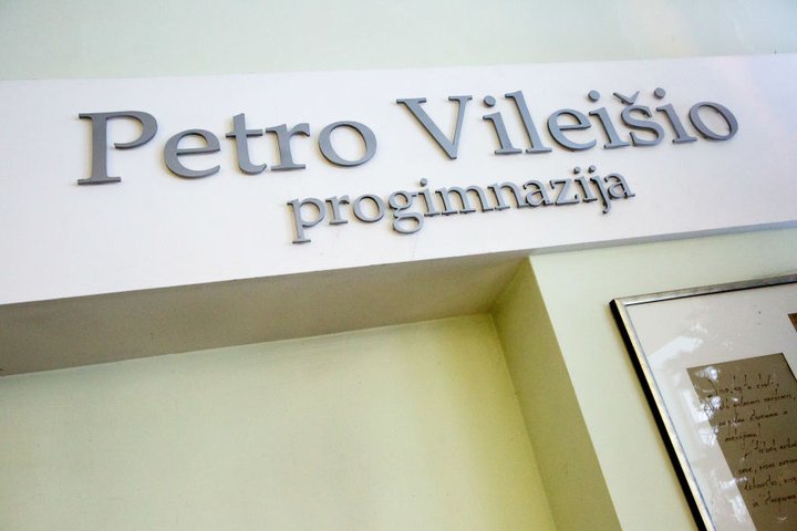 Petro Vileišio progimnazijos iškaba yra ant sienos.