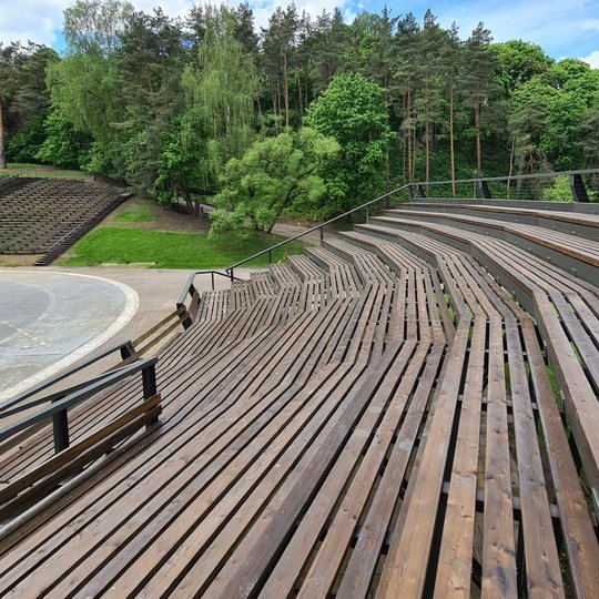 Kalnų parko estrada atverta lankytojams.