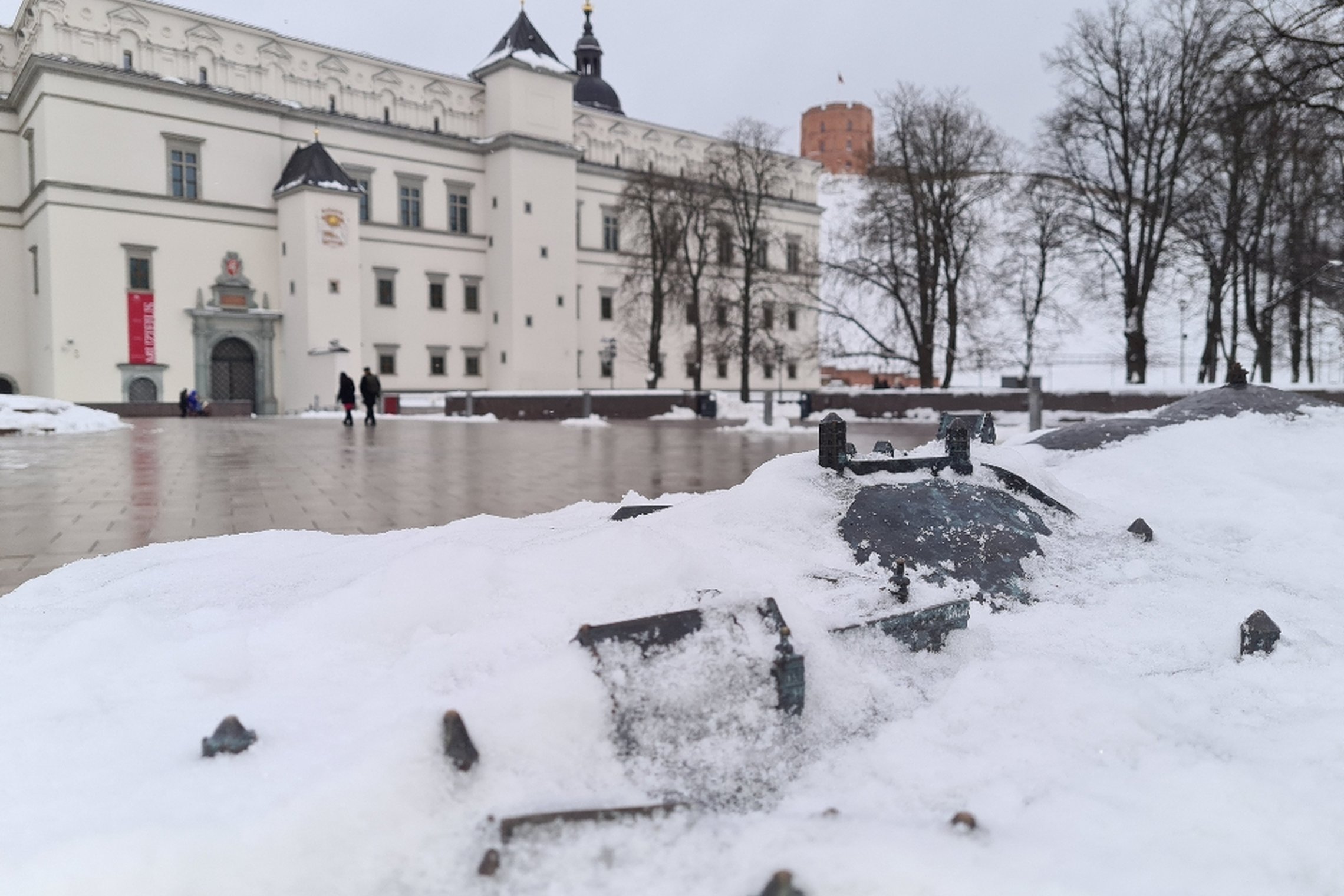 Užpustytas Pilių parkas. Ne visi takai nuvalyti, ne visos snieglaužos pašalintos, ne visos aikštelės patogios parkuotis.