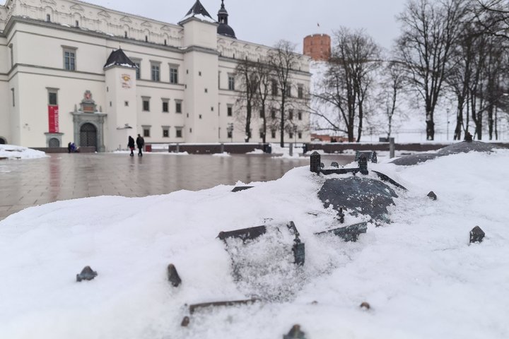  Užpustytas Pilių parkas. Ne visi takai nuvalyti, ne visos snieglaužos pašalintos, ne visos aikštelės patogios parkuotis.