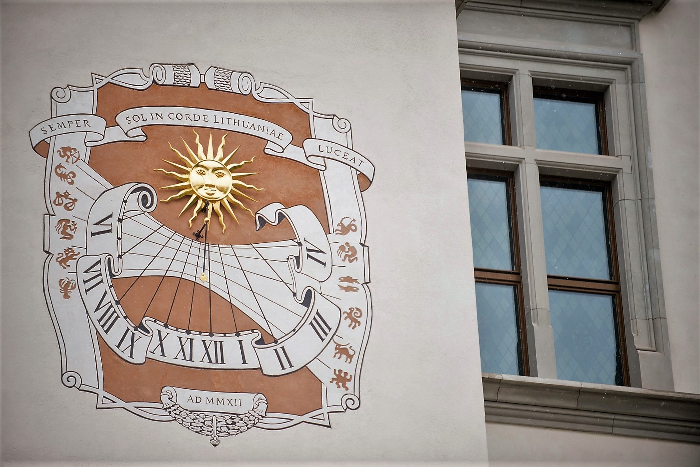   Valdovų rūmų saulės laikrodis, kaip dekoro elementas pritvirtintas prie Valdovų rūmų fasado. Saulės laikrodžio kompozicija lengva, ažūrinė. Piešiniui būdinga XVII a. ornamentika. Laikrodžio karkasas sukurtas pasitelkiant apkaustų ir kartušų motyvus su g