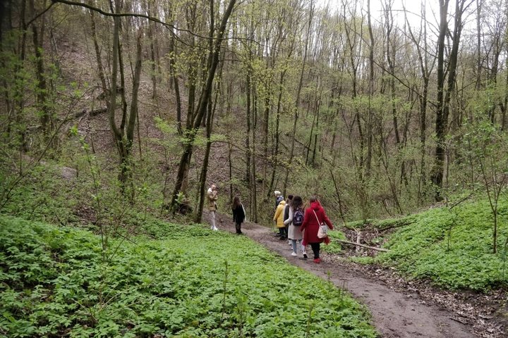 Pažintinė ekskursija po Kreivosios pilies teritoriją (Kalnų parką) su Vilniaus technologijų ir dizaino kolegijos studentais.