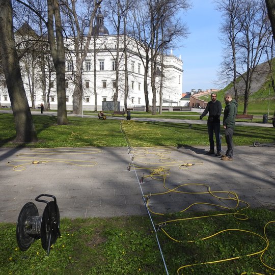 Gedimino kalno papėdėje vyksta tyrimai - dideliame plote atlikami geofiziniai lauko tyrimai ir elektrinės tomografijos metodu.