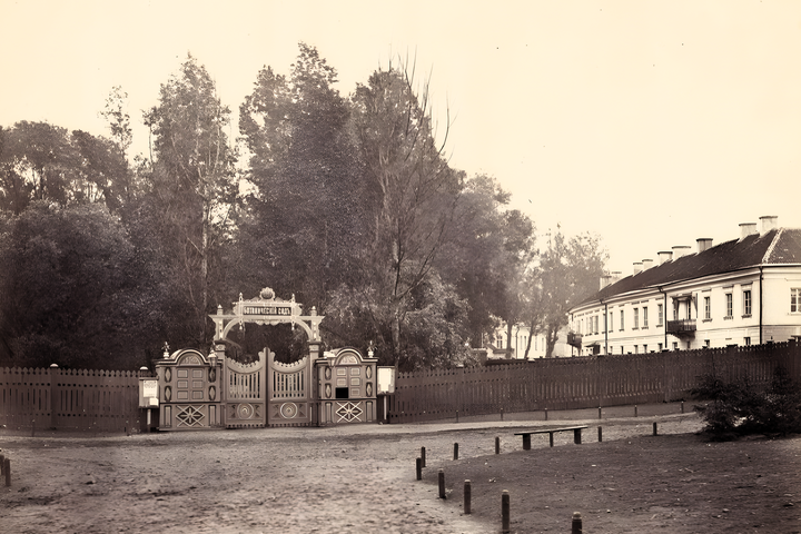 Nuotrauka: J. Čechavičius, apie 1881 m., Vilniaus Botanikos sodo tvora ir vartai, Vilniaus universiteto biblioteka.
