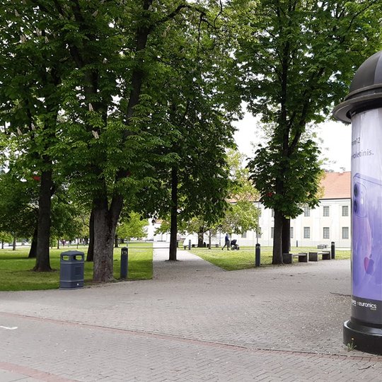 Naujomis šiukšlių dėžėmis aprūpinta karaliaus Mindaugo teritorija, takai šalia Katedros šiaurinės dalies ir takai link Senojo arsenalo. Senos šiukšlių dėžės išvežamos iš teritorijos.