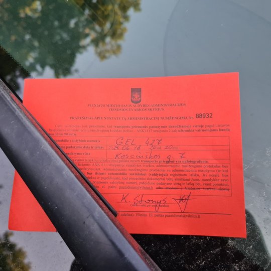 Vilniaus miesto savivaldybės administracijos Viešosios tvarkos skyriaus pareigūnai paliko „raudonus lapelius“ už mašinų valituvų. Tai padės vairuotojams atsiminti visuotines Kelių eismo taisykles ir jų punktus.